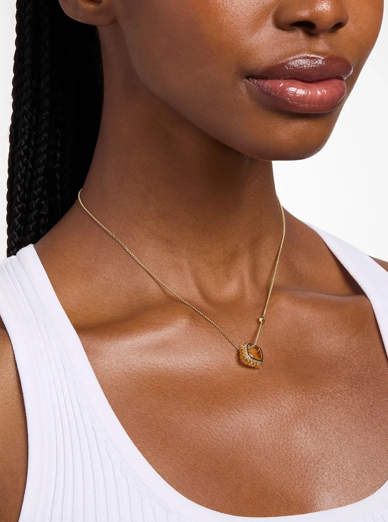 Collier en laiton doré avec anneau à pierres pavées