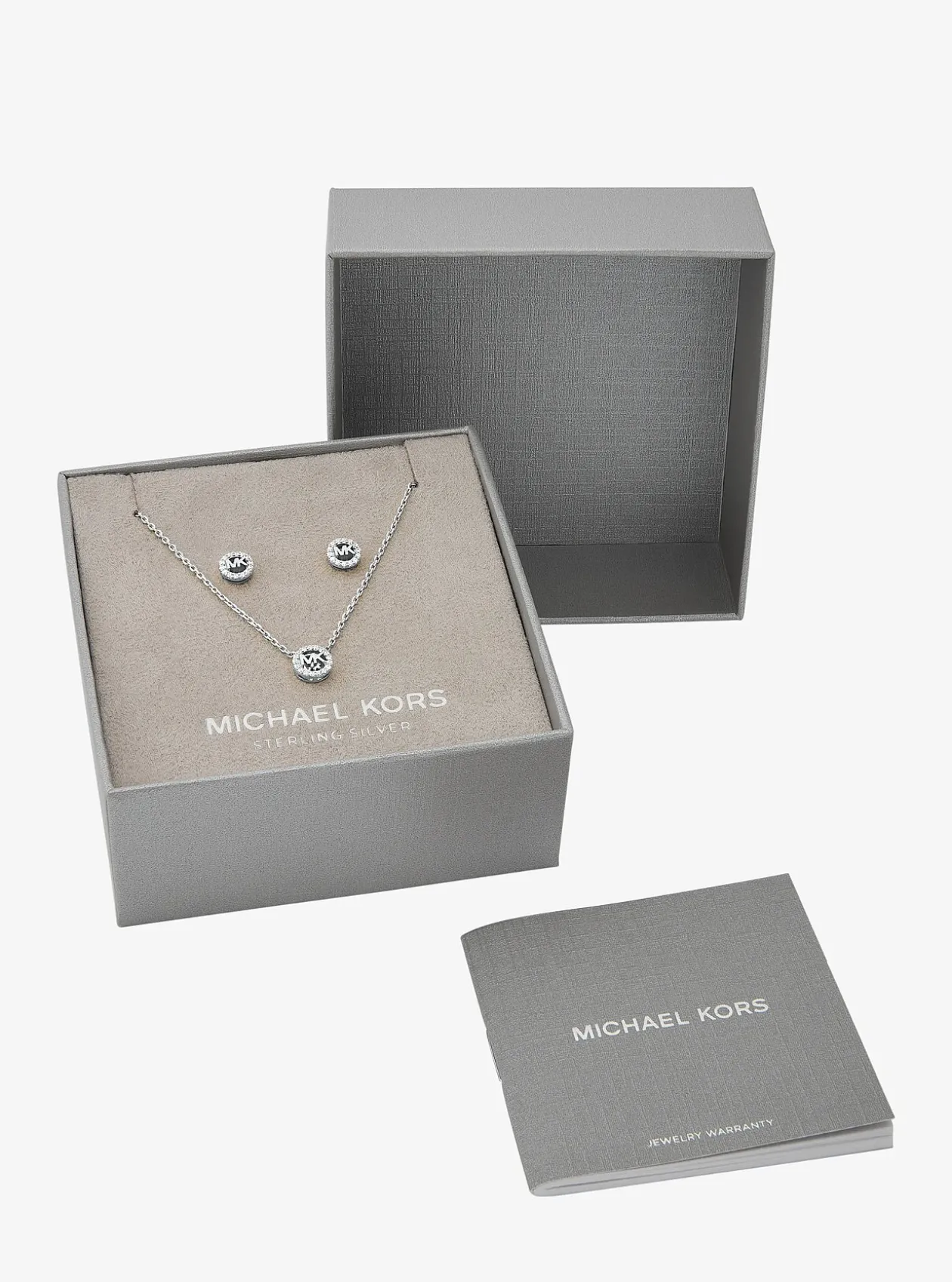 Collier et boucles d'oreilles Fulton en argent sterling plaqué en métal précieux avec pierres pavées et breloque à logo