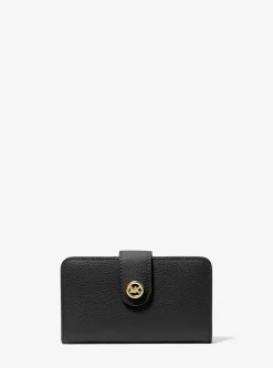 Portefeuille de taille moyenne en cuir grainé à breloque MK Pop