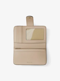 Portefeuille de taille moyenne en cuir grainé à couleurs contrastées à logo et à breloque MK Pop
