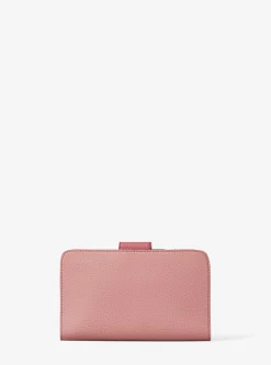Portefeuille de taille moyenne en cuir grainé à couleurs contrastées à logo et à breloque MK Pop