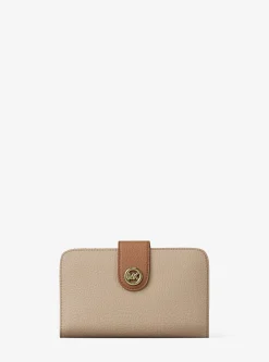 Portefeuille de taille moyenne en cuir grainé à couleurs contrastées à logo et à breloque MK Pop