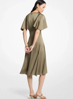 Robe mi-longue en satin à manches cape