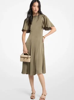 Robe mi-longue en satin à manches cape